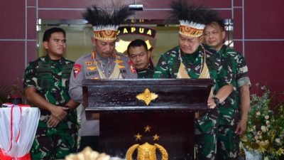 KASAL Dampingi Panglima TNI Resmikan POLDA Papua