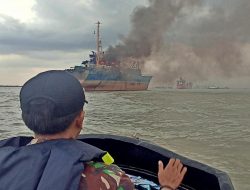 Kebakaran Kapal Di Pelabuhan Gresik TNI AL Sigap Evakuasi Korban