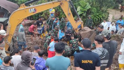 TNI AL Dan Masyarakat Berkerjasa Atasi Banjir Dan Longsor Di Manado