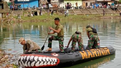 TNI AL Dan Masyarakat Kota Padang Membersihkan Sungai Batang Arau